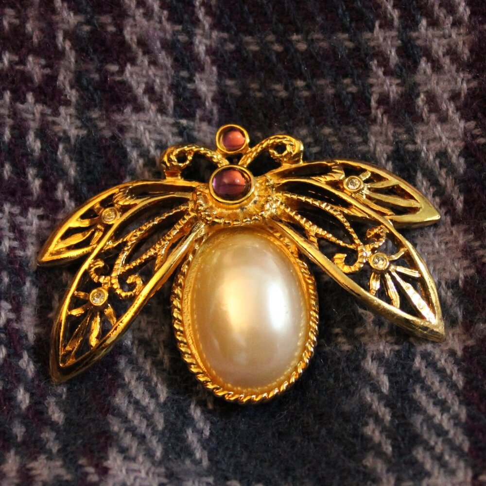 Avon Faux Pearl Purple Gold Tone Bee Insect Pin Brooch